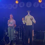 Nestleder Mari Marie Ø. Nyvoll og Jazzlaug presenterer festivalens smitteverntiltak for publikum (covid-19)