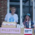 Frivillige i billettstand