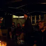 The KutiMangoes avslutter kvelden ute rundt bålet i bakgården