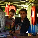 Frivillige i merch-boden