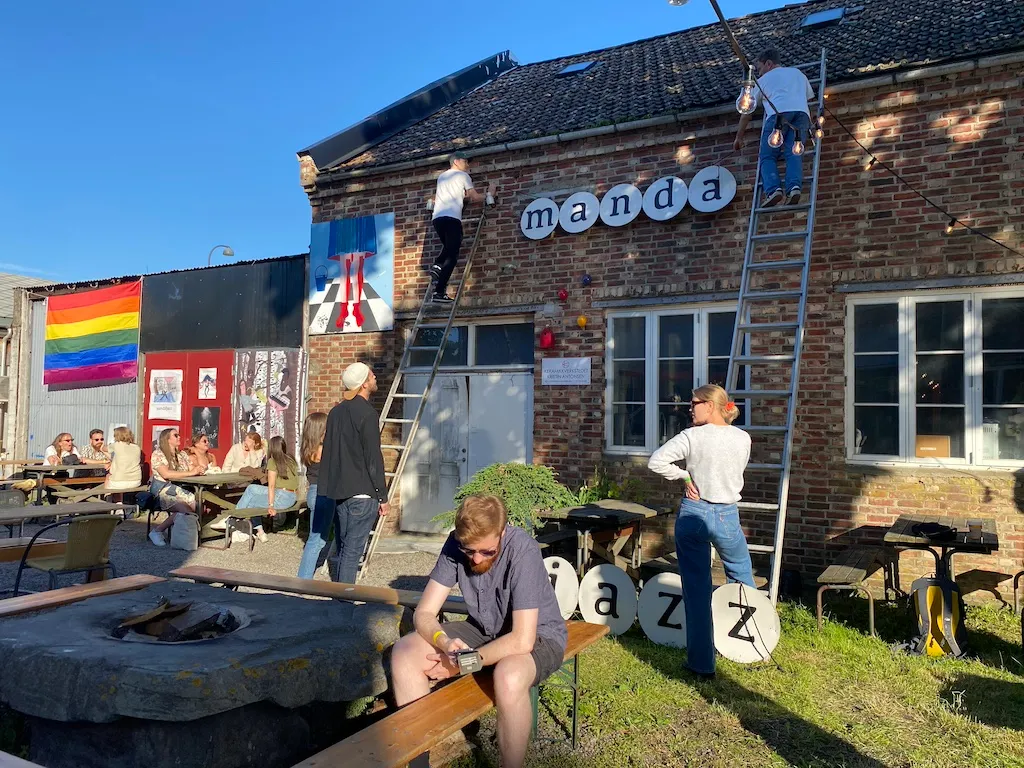 Noen henger opp Mandaljazz-skiltet